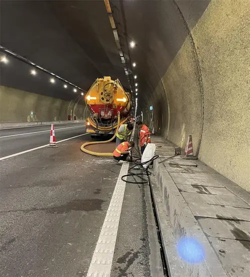 鹿城隧道排水渠清淤